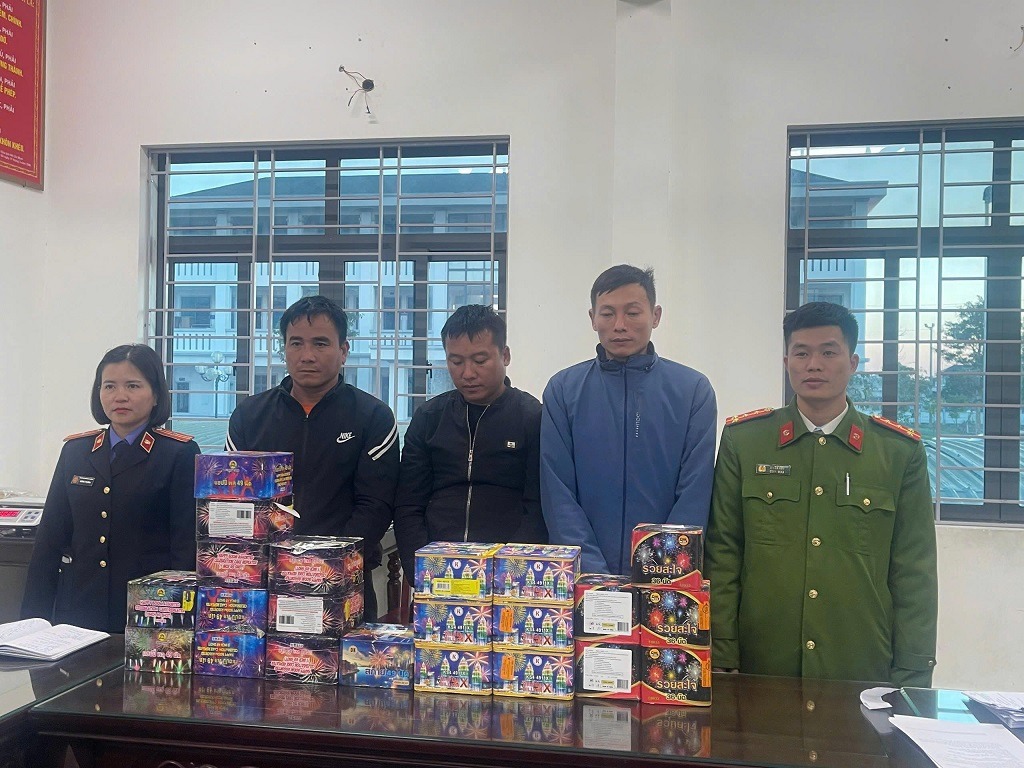 Bắt quả tang các đối tượng mua bán, tàng trữ pháo nổ