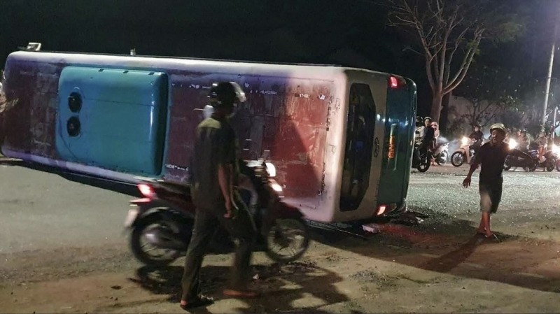 Xe chở gần 30 công nhân lật ngang, hơn 10 người bị thương