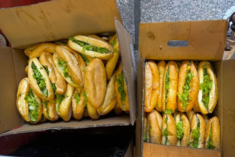 Nhóm du khách Nga làm gần 500 ổ bánh mì gửi bà con vùng lũ miền Trung