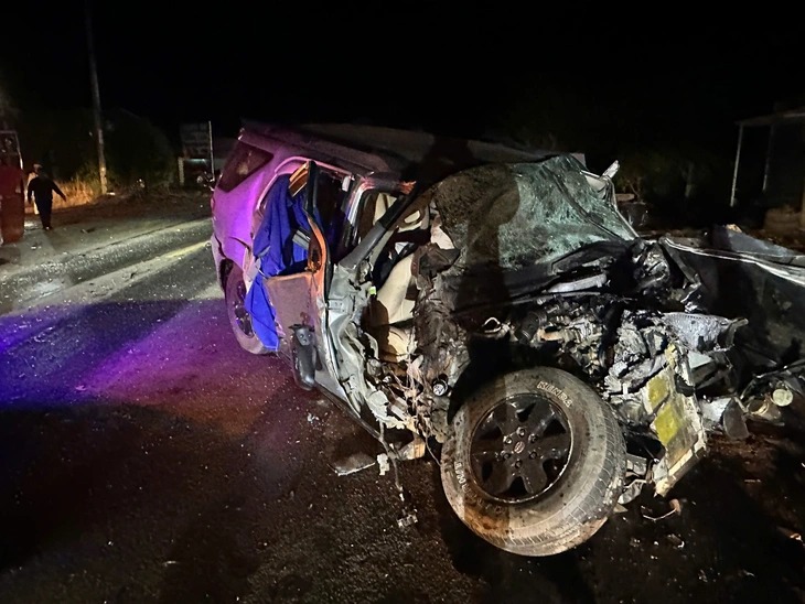 Đầu ô tô nát bét sau cú tông trực diện xe giường nằm trên quốc lộ 14