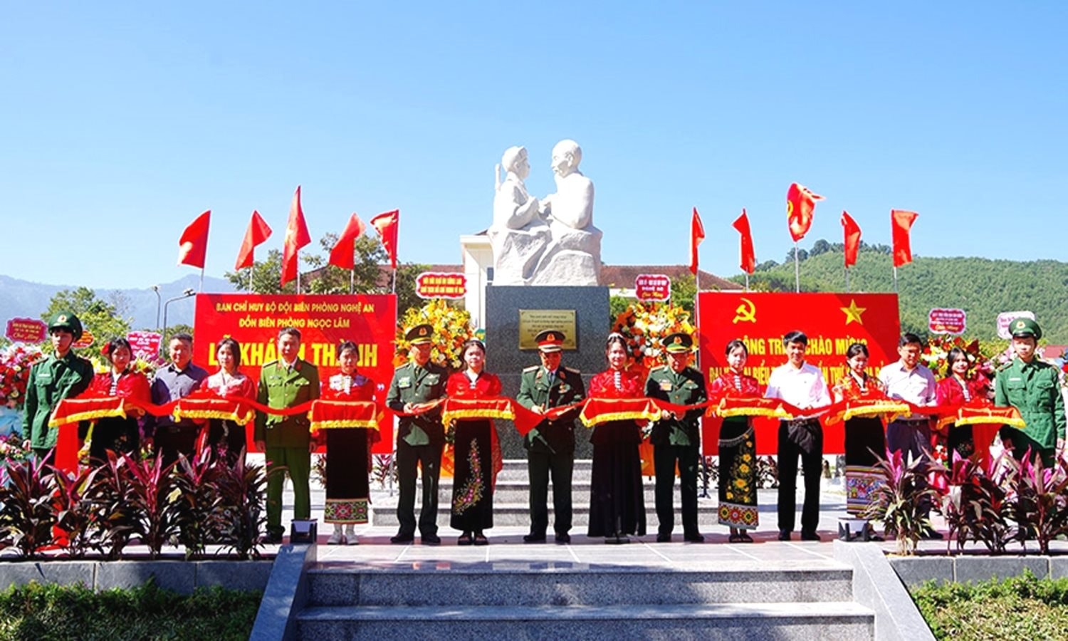 Khánh thành tượng đài Bác Hồ với chiến sĩ Biên phòng ở Nghệ An
