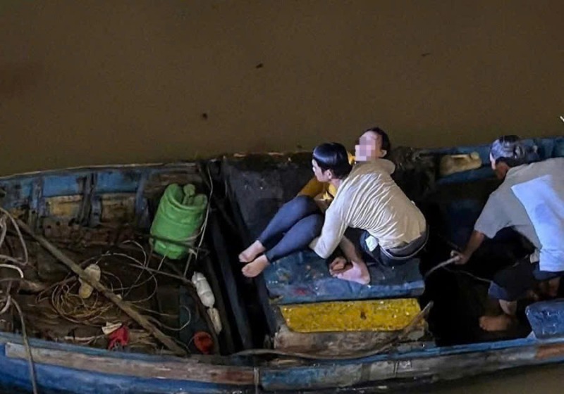 Người đàn ông lao xuống dòng nước xiết, cứu sống người phụ nữ nhảy cầu tự tử