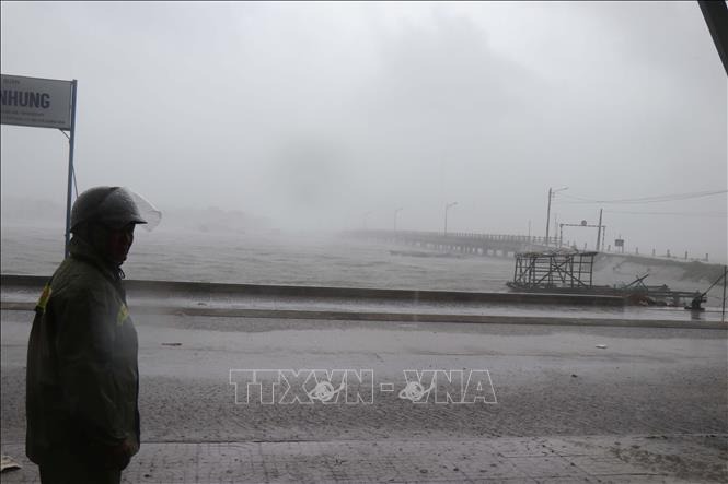 Ba người bị trôi ngoài biển Lý Sơn, chưa vào được bờ khi bão sắp đổ bộ