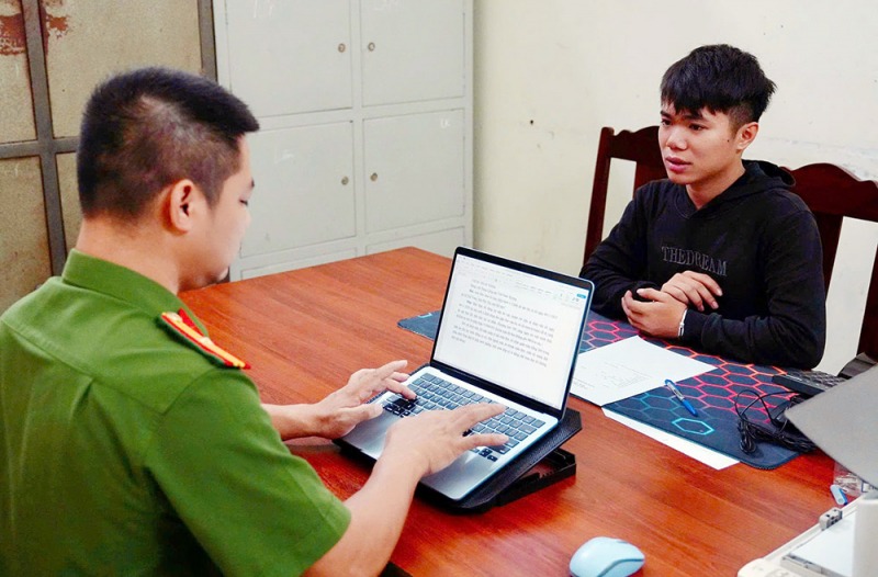 Đeo khẩu trang, cầm dao nhọn vào cửa hàng cướp máy tính