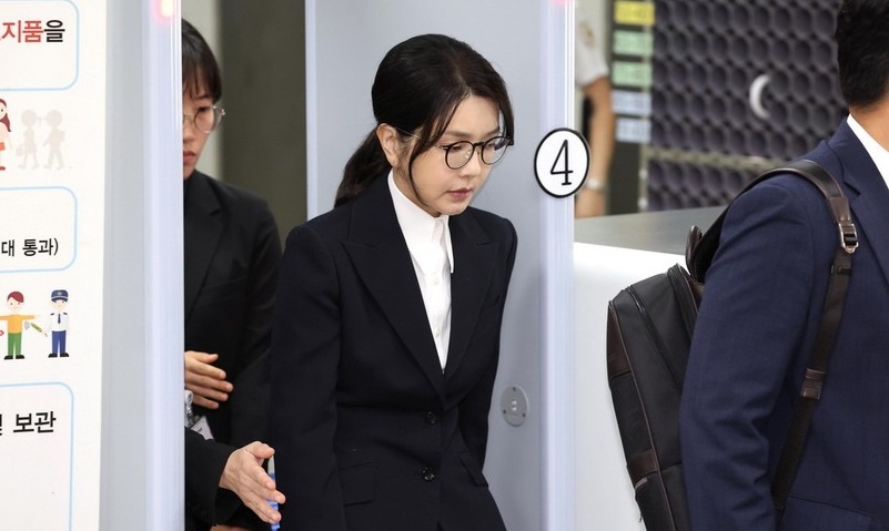 Cựu Đệ nhất phu nhân Hàn Quốc lần đầu thừa nhận đã nhận 2 túi Chanel xa xỉ