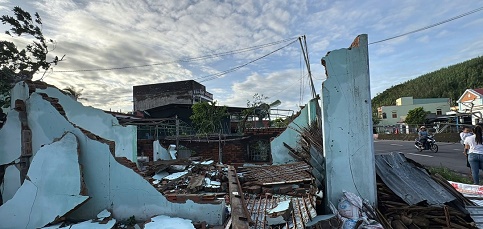 Hình ảnh xót xa ven biển Đắk Lắk nhà sập, tốc mái, 2 người chết do bão Kalmaegi