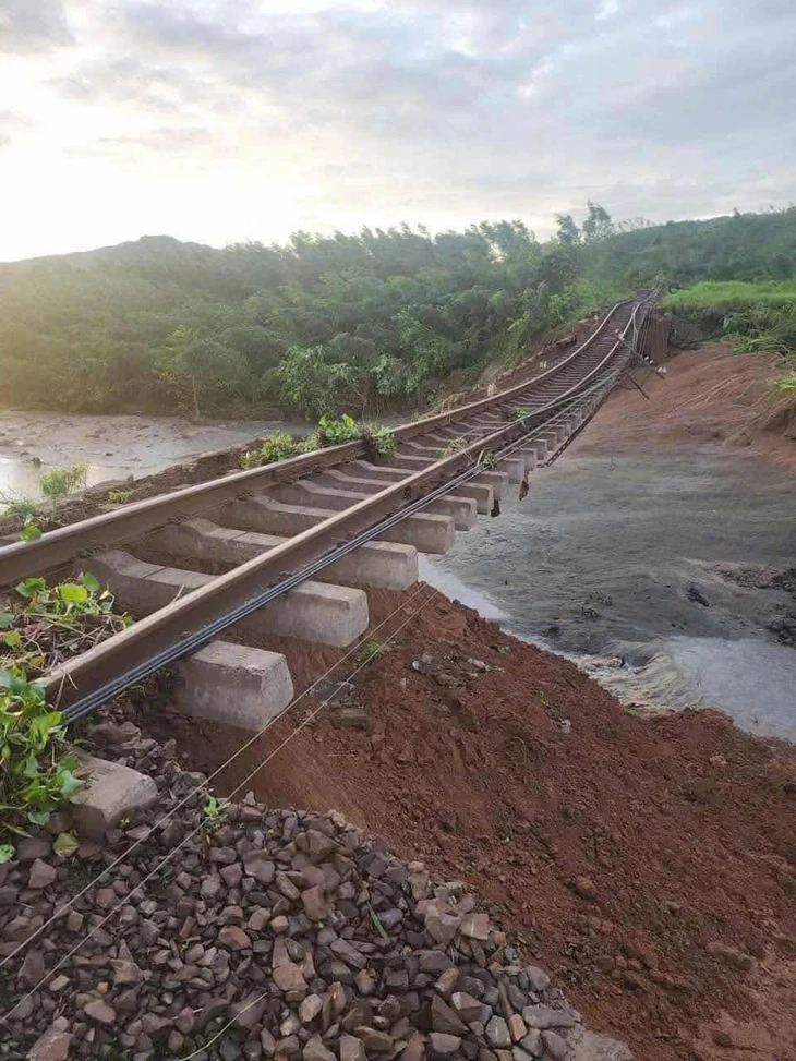 Mưa do bão Kalmaegi làm 'hổng chân' đường sắt Bắc - Nam, phải mất vài ngày mới khôi phục xong