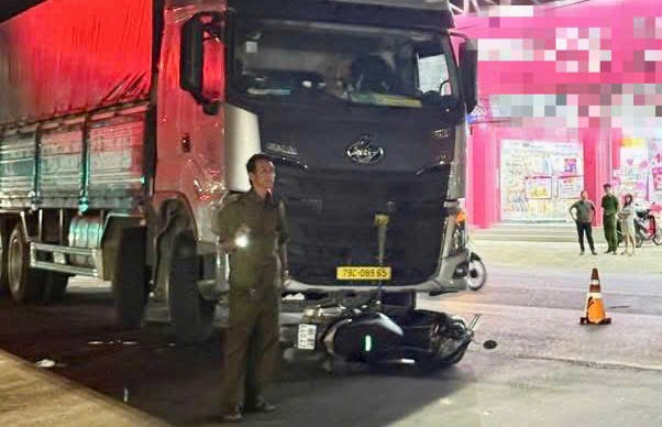 Tai nạn giữa ôtô tải với xe máy, 3 người bị thương, 1 người chết