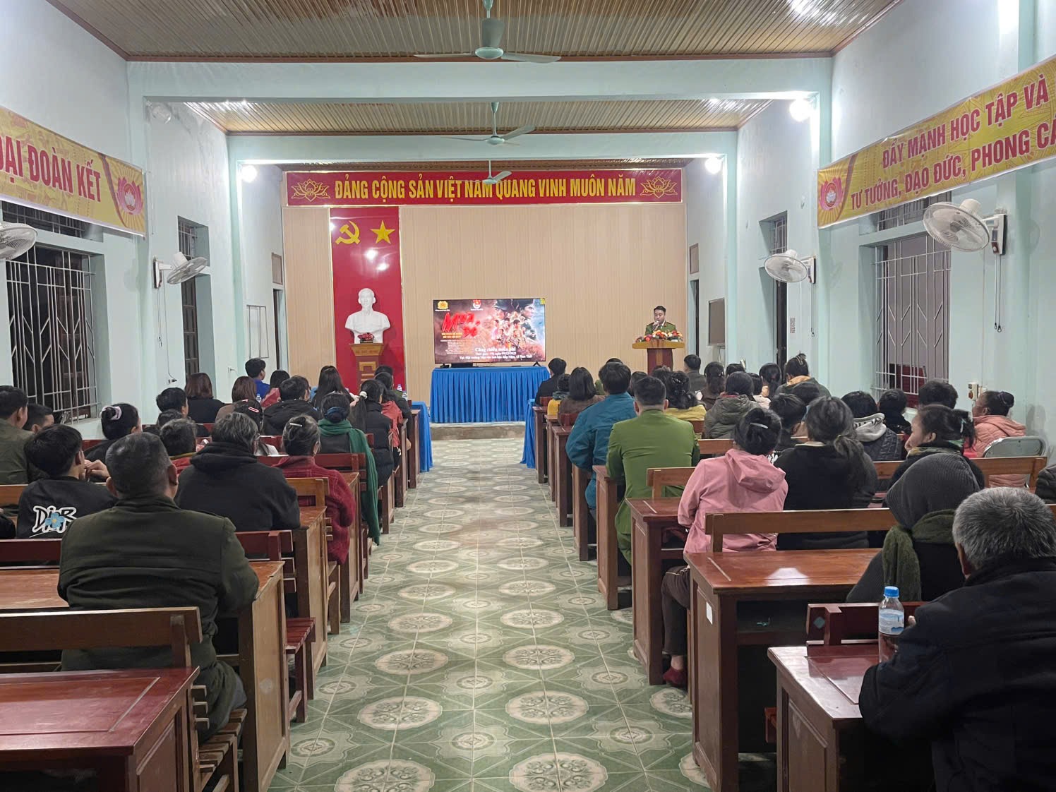 Công an xã Tam Thái tổ chức cho người dân xem phim