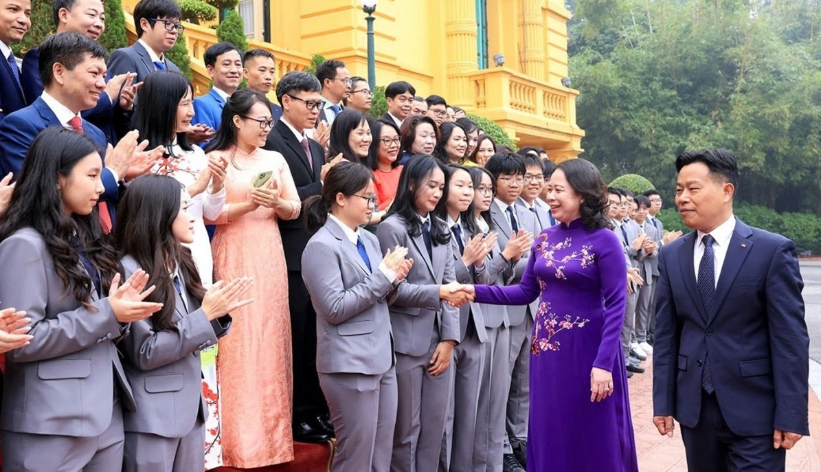 Phó Chủ tịch nước trao Huân chương Lao động cho học sinh đoạt giải Olympic