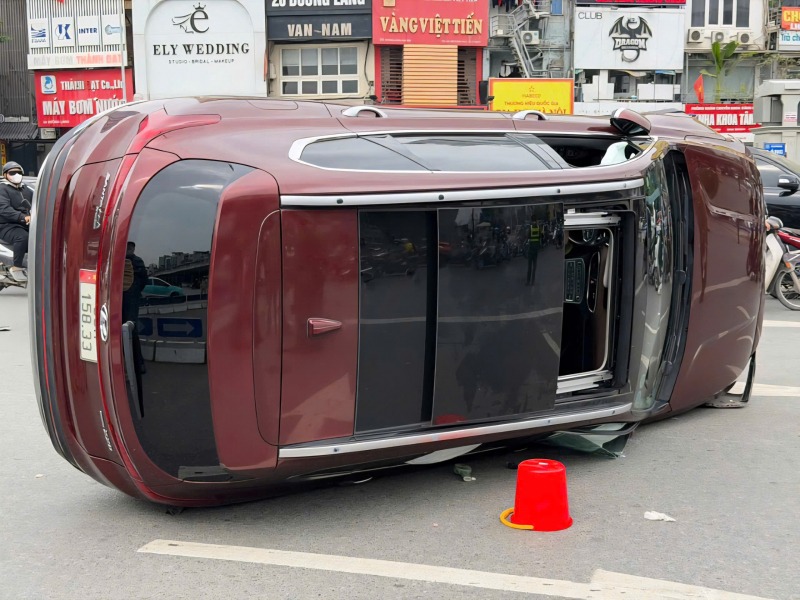 Vụ lật xe ô tô trên Đường Láng, Hà Nội: Tài xế dương tính với ma tuý