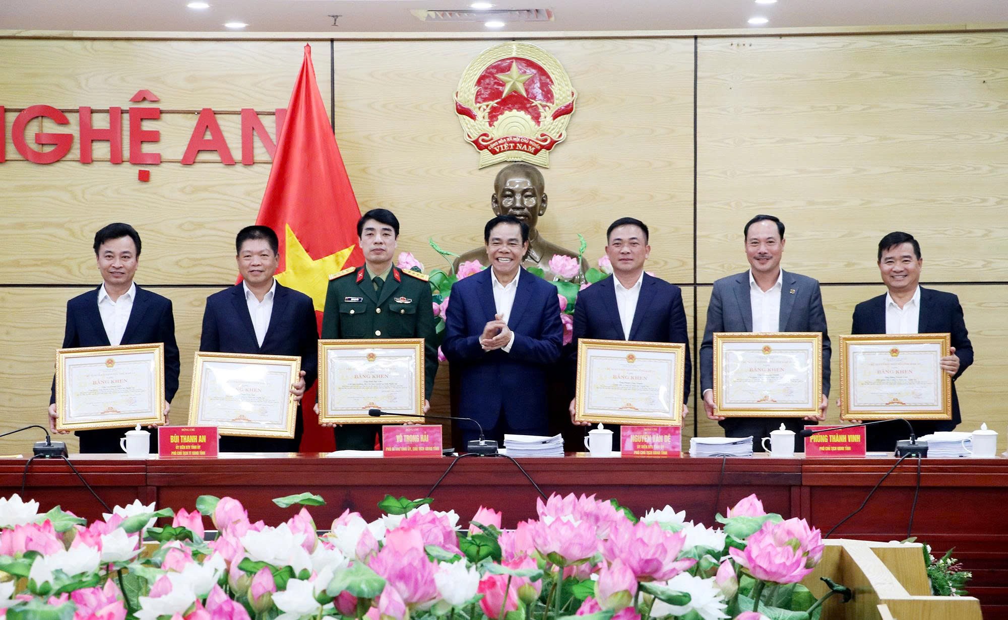 Chủ tịch UBND tỉnh khen thưởng các tập thể, cá nhân có thành tích xuất sắc trong công tác cấp điện nhanh cho các bản vùng “lõm điện, lõm sóng”