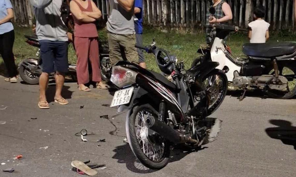 Thanh niên nguy kịch khi điều khiển xe máy tông phải bò thả rông