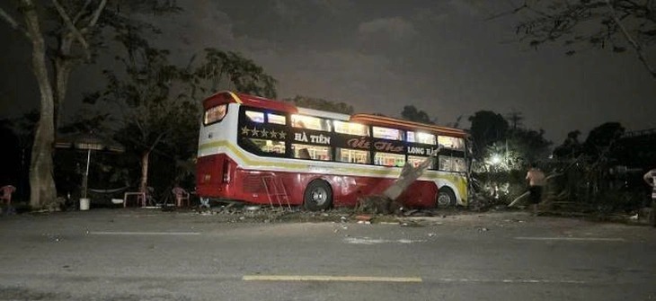 Xe giường nằm lao vào nhóm người đang uống nước bên lề đường, 2 người chết