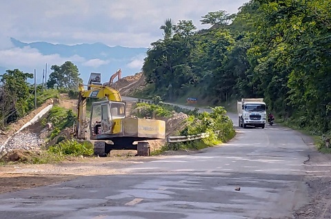 Truy tìm xe làm rớt tảng đá khiến 1 người nước ngoài tử vong trên Quốc lộ 28B