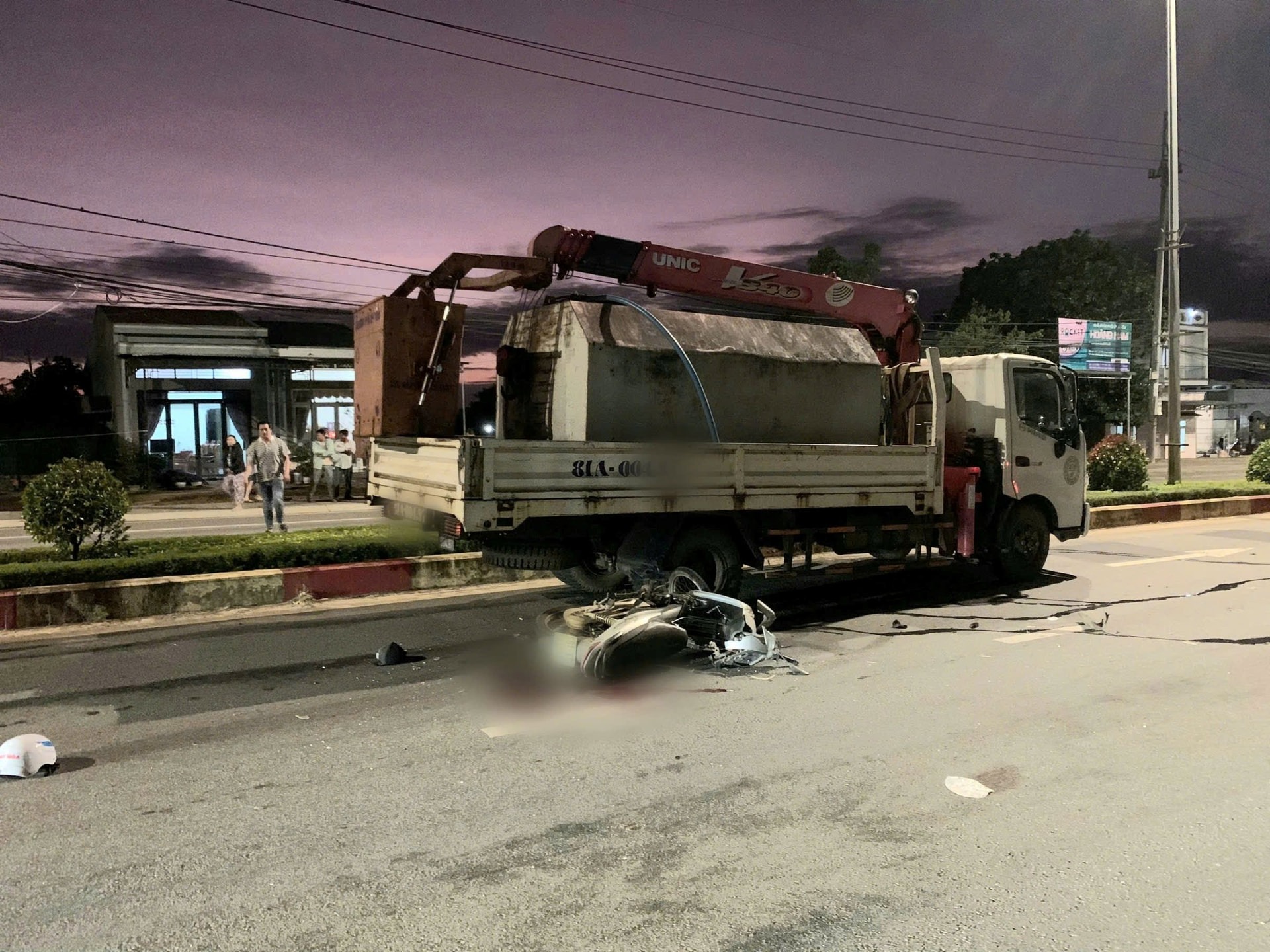 Clip người đàn ông chạy xe máy tốc độ cao tông vào xe tải dẫn đến tử vong