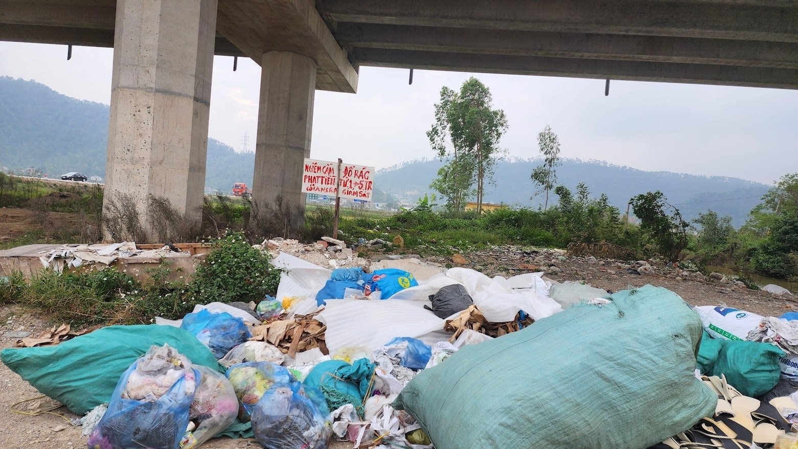 Chân cầu cao tốc Diễn Châu - Bãi Vọt biến thành nơi tập kết rác tự phát