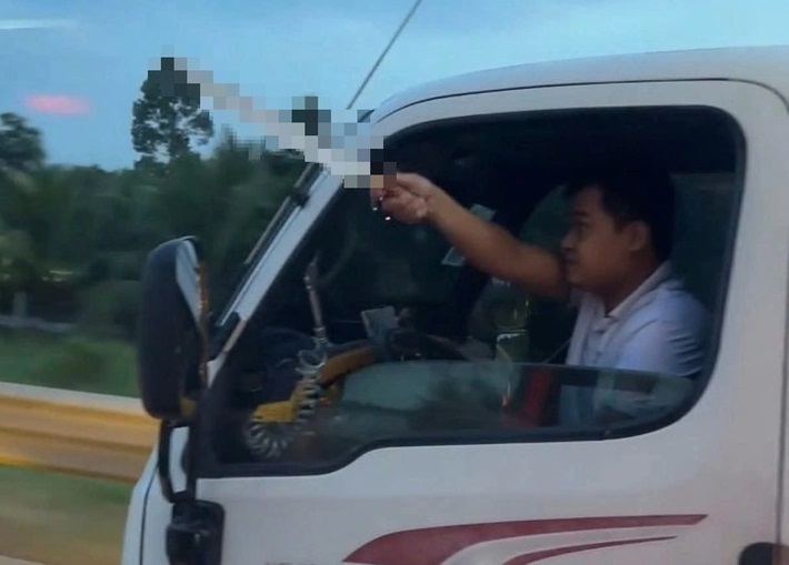 Tài xế xe tải bị xử phạt 6,5 triệu đồng vì cầm dao dọa chém người trên cao tốc