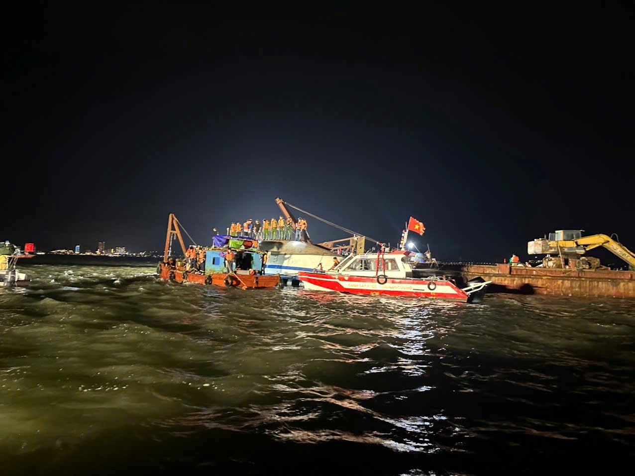 Lật tàu chở 53 người trên Vịnh Hạ Long, đã vớt được 5 t.h.i t.h.ể
