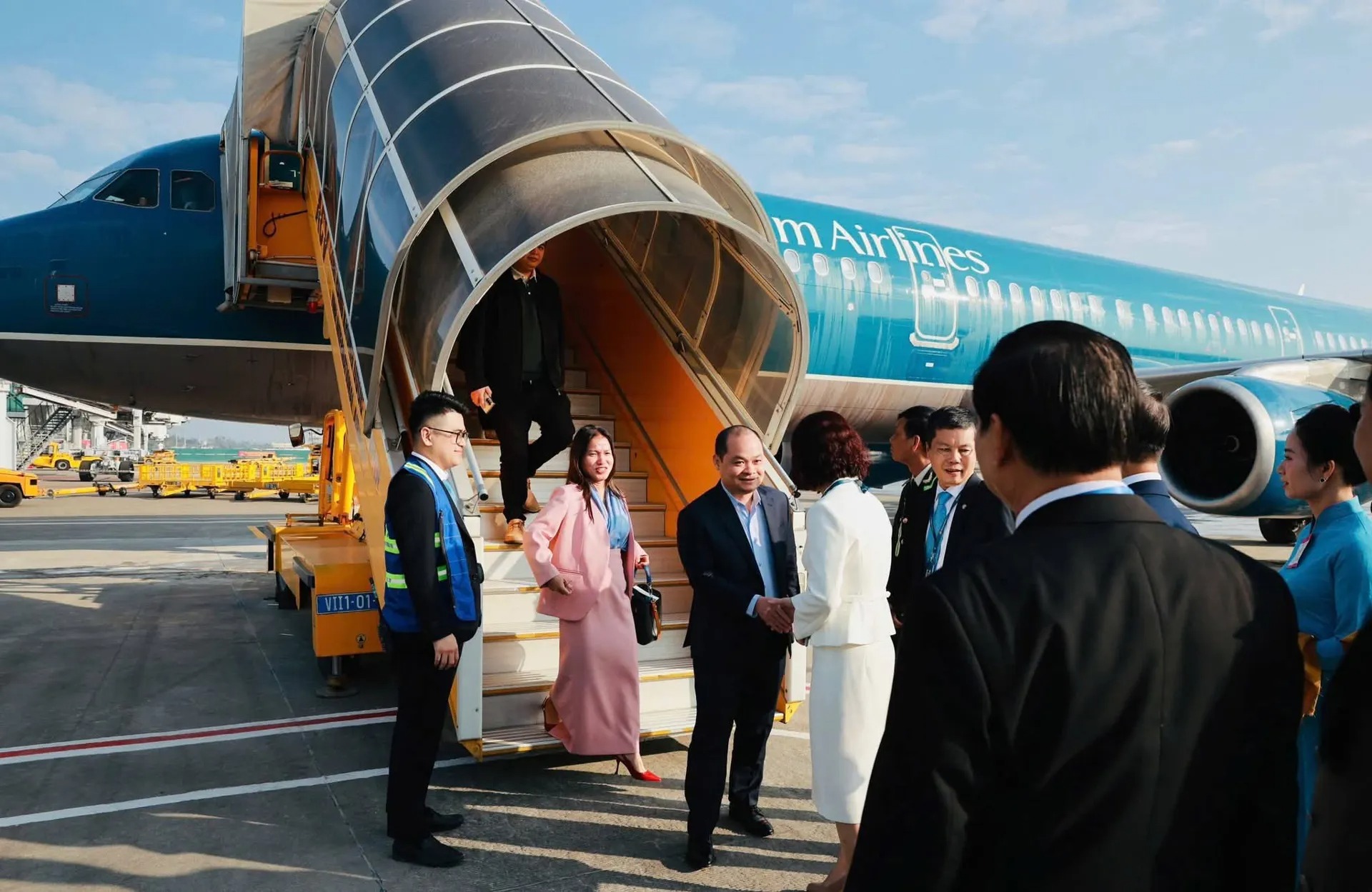 Nghệ An: Nhiều hành khách bất ngờ khi được chào đón đặc biệt tại Cảng hàng không Vinh