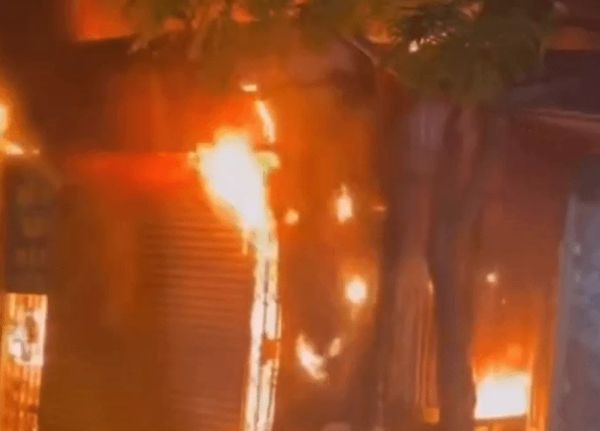 CSGT phá cửa, cứu sống 11 người mắc kẹt trong vụ cháy nhà ở Nghệ An