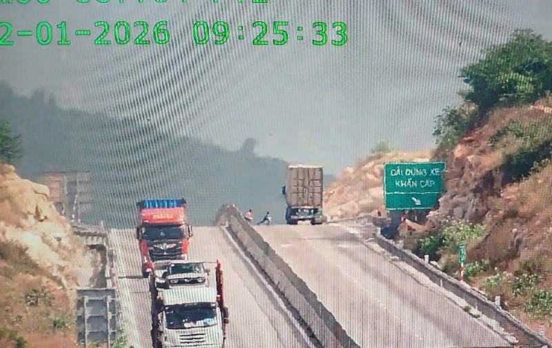 Ba thiếu niên người Raglai ra giữa làn đường bộ cao tốc để… chơi đùa