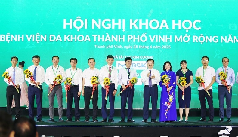 Hội nghị Khoa học mở rộng 2025 tại Bệnh viện Đa khoa TP Vinh: Đổi mới mạnh mẽ với chuyển đổi số và y tế thông minh