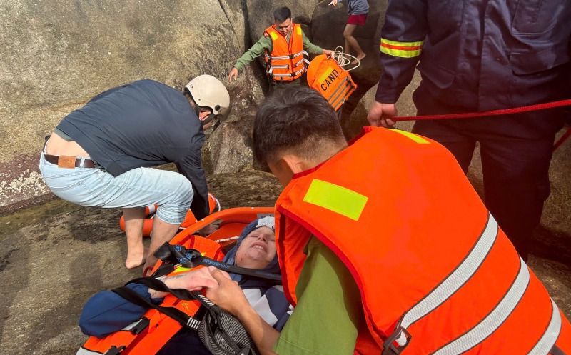 Kịp thời cứu 2 du khách nước ngoài gặp nạn khi tắm biển