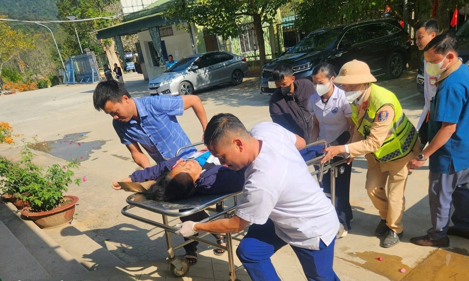 Hai vợ chồng bị thương nặng sau tai nạn trên quốc lộ