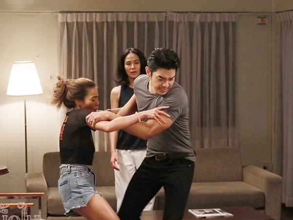 Thấy vợ bị mẹ hắt nước vào mặt, chồng đáp trả bằng một hành động 'không thể tin nổi'