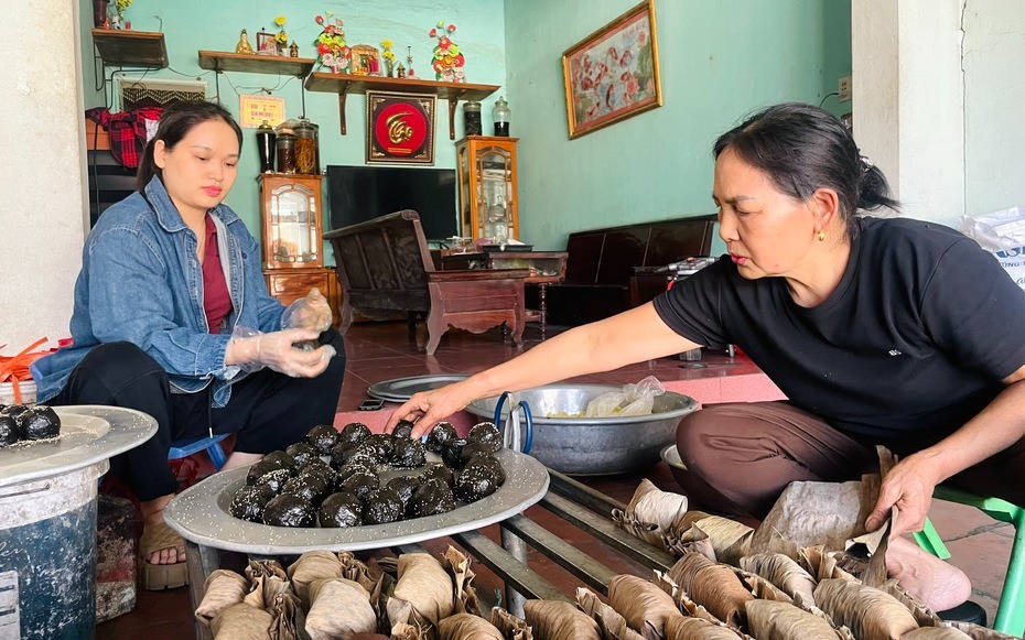 Chiếc bánh 5.000 đồng và ngọn lửa trăm năm của một làng nghề