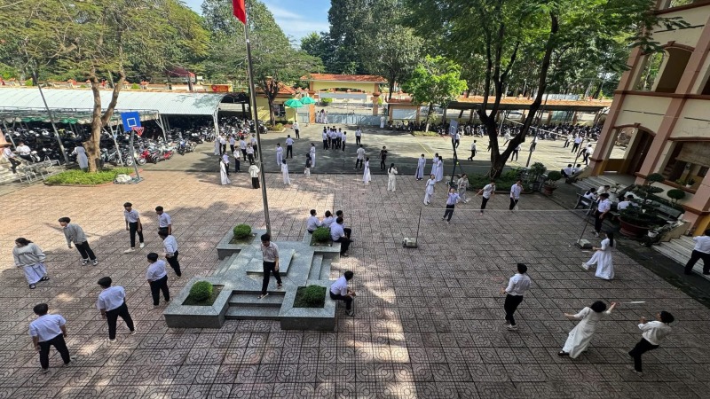 Hạn chế điện thoại trong giờ ra chơi nhằm tạo không gian học đường bổ ích cho học sinh