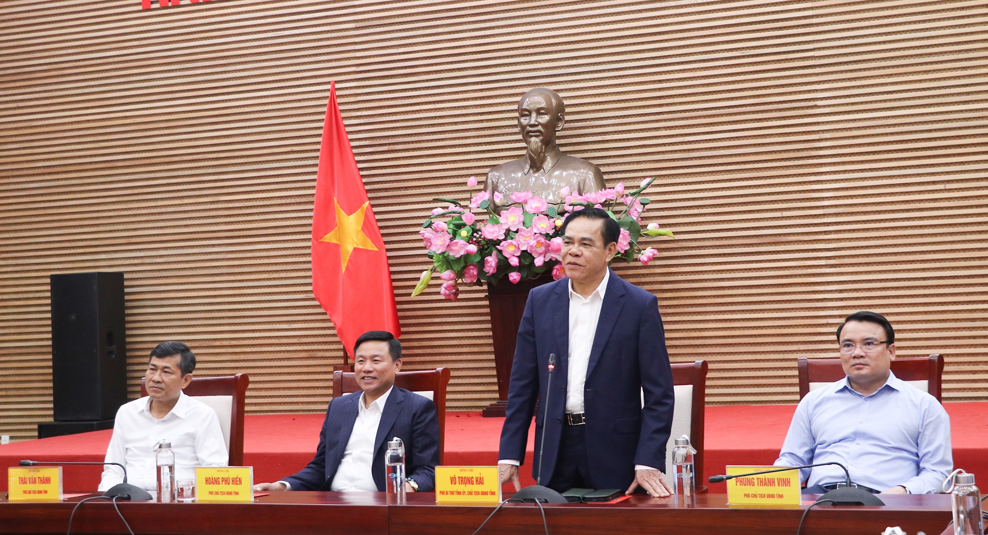 Chủ tịch UBND tỉnh Võ Trọng Hải gặp mặt cán bộ, công chức, viên chức, người lao động Văn phòng UBND tỉnh