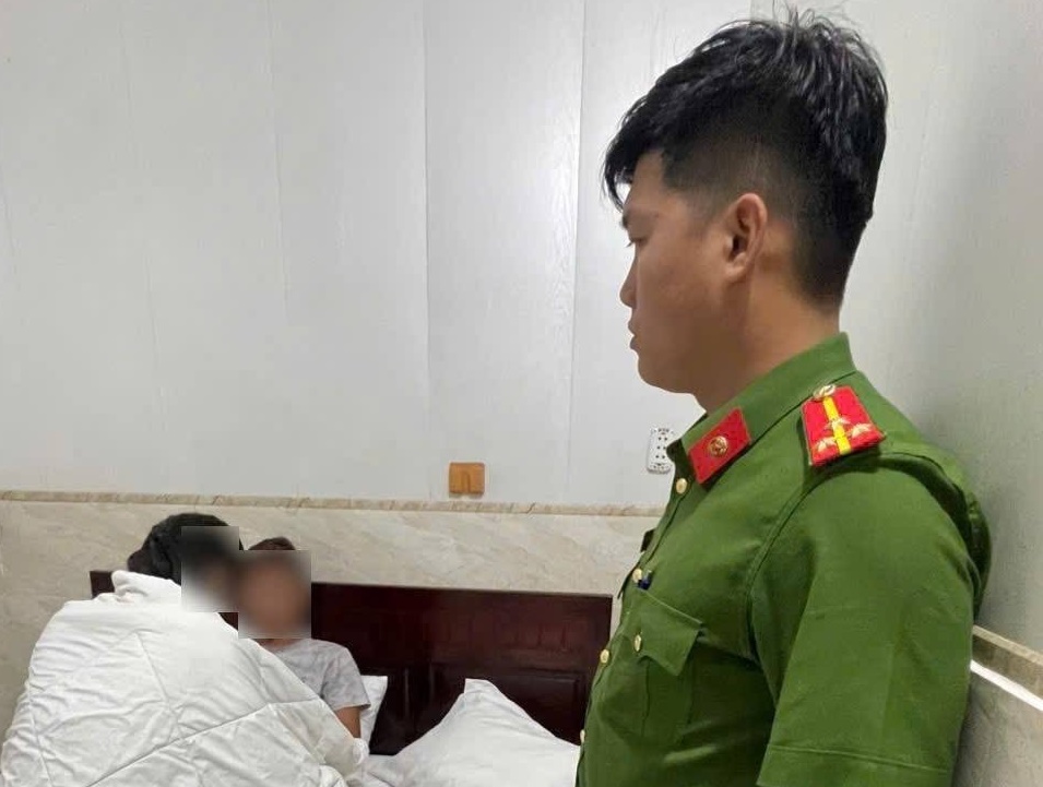 Bắt quả tang thanh niên dùng clip