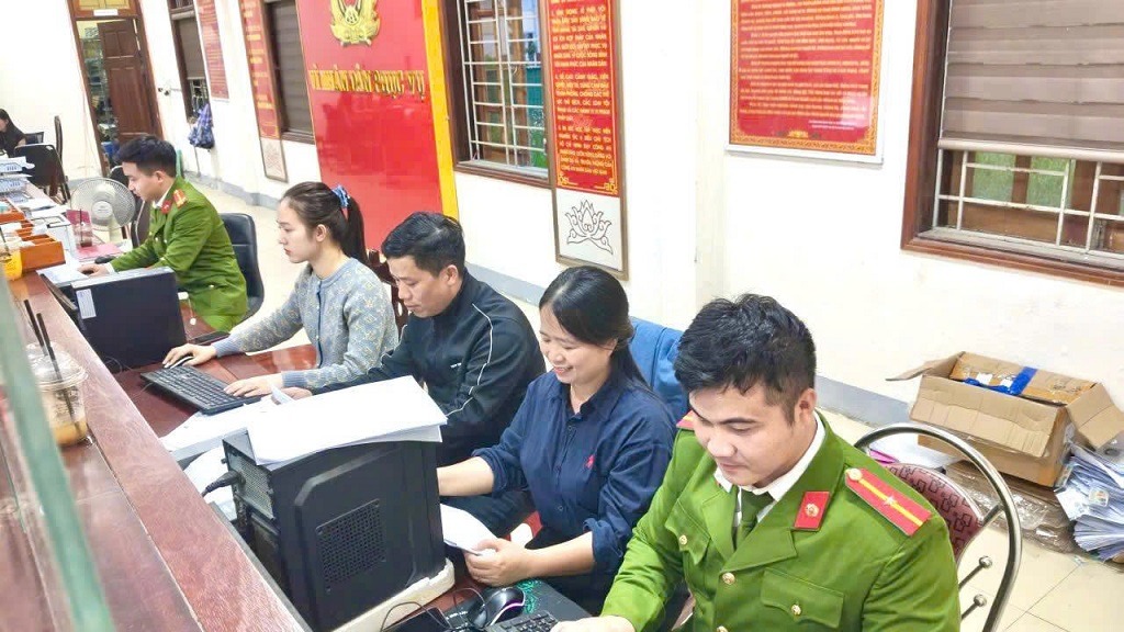 Công an xã Vạn An hỗ trợ rà soát, làm sạch dữ liệu phục vụ bầu cử