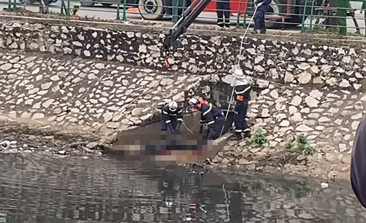 Phát hiện thi thể đang phân hủy nổi trên sông Kim Ngưu, Hà Nội