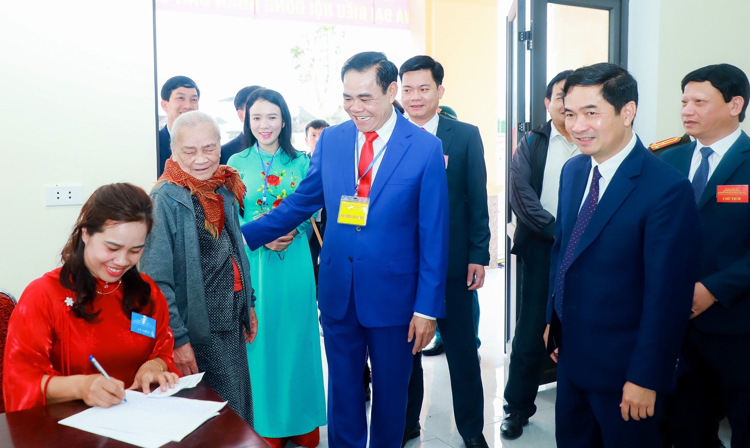 Chủ tịch UBND tỉnh Nghệ An kiểm tra công tác bầu cử tại các xã Kim Liên và Đại Huệ