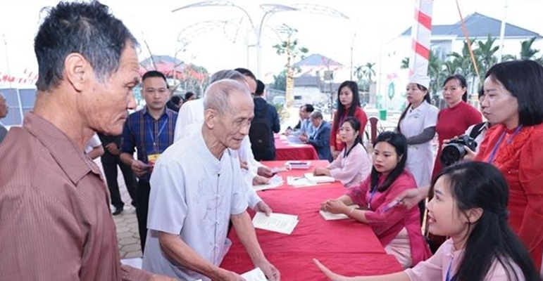 Cử tri cả nước nô nức đi bầu cử