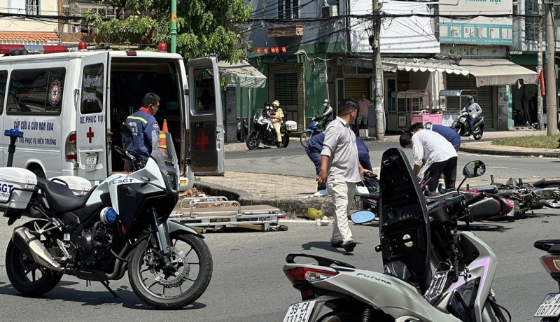 Va chạm với xe máy băng qua đường, 3 người thương vong
