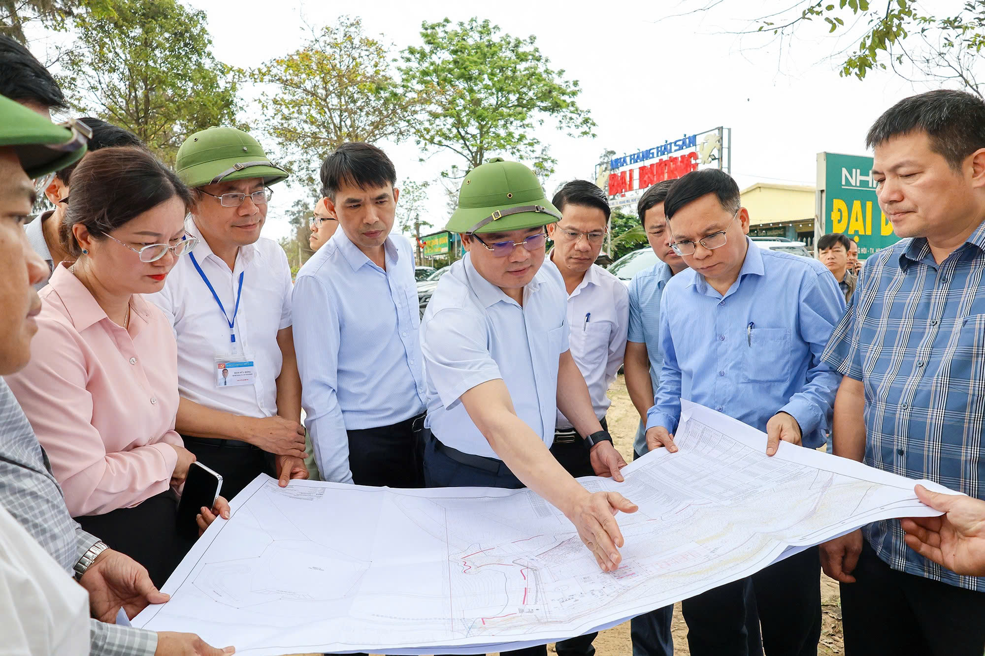 Phó Chủ tịch UBND tỉnh Phùng Thành Vinh kiểm tra hiện trường công tác giải phóng mặt bằng triển khai dự án Nhà máy nhiệt điện LNG Quỳnh Lập