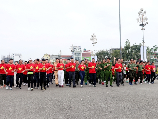 Nghệ An: Gần 4.000 người tham gia “Ngày chạy Olympic vì sức khỏe toàn dân, vì an ninh Tổ quốc