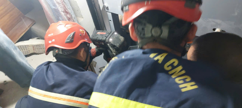 Người đàn ông bị mắc kẹt trong thang máy ở Phú Thọ đã tử vong