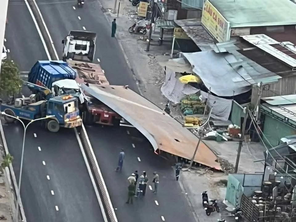 Tai nạn trên cầu Kênh Tẻ khiến tài xế tử vong, cửa ngõ TP.HCM kẹt cứng