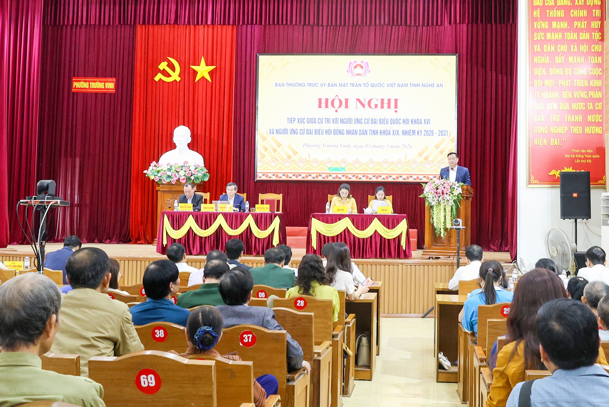 Hội nghị tiếp xúc cử tri với người ứng cử đại biểu Quốc hội khóa XVI và đại biểu HĐND tỉnh khóa XIX tại phường Trường Vinh