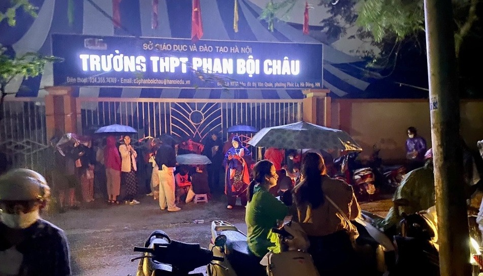 Phụ huynh xếp hàng từ nửa đêm giữ chỗ, hiệu trưởng lên tiếng