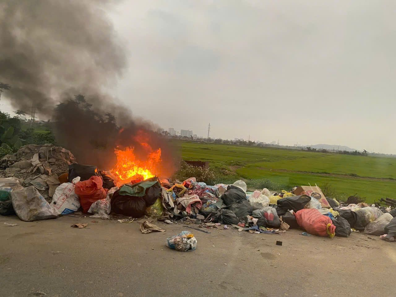Nghệ An: Rác thải “bỗng dưng” bốc cháy, khói đen “tấn công” khu dân cư