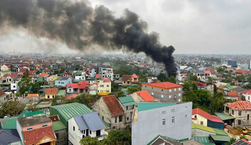 Cháy cửa hàng sửa xe máy ở Nghệ An, cột khói đen bốc cao hàng chục mét