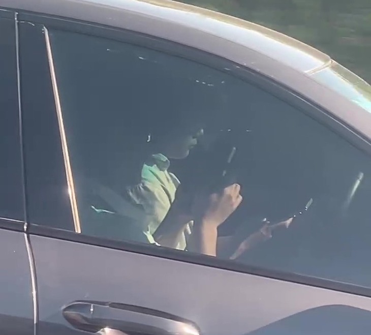 CSGT ngồi trên ô tô ‘hóa trang’ ghi hình xử lý tài xế dùng điện thoại khi lái xe trên cao tốc