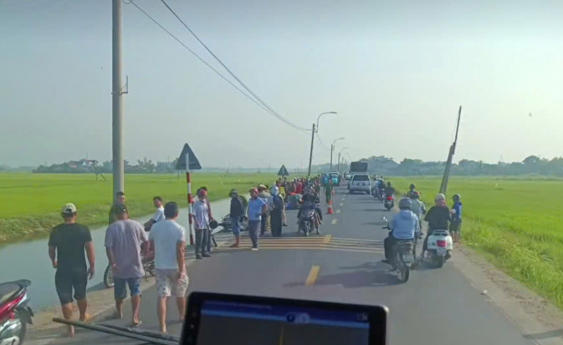 Va chạm giữa taxi với xe máy trên quốc lộ, hai người thương vong