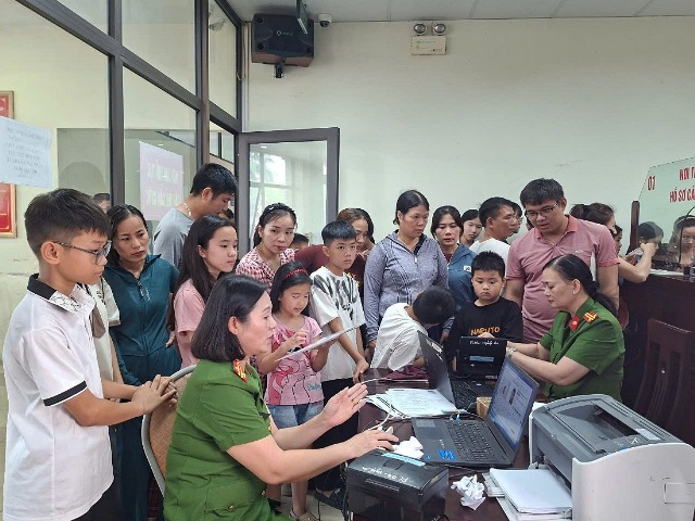 Công an Nghệ An xuyên lễ cấp căn cước và định danh điện tử cho trẻ em